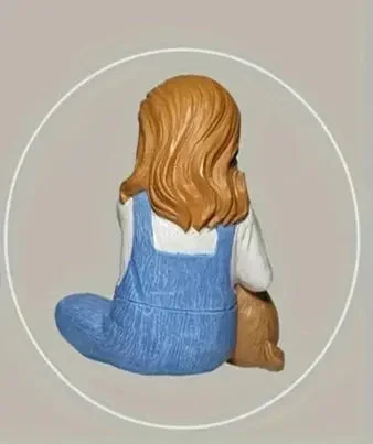 Escultura Menina e Golden Retriever — detalhe