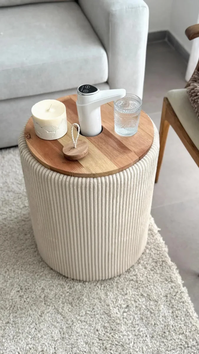 Mesa lateral com dispensador de água em madeira premium — detalhe