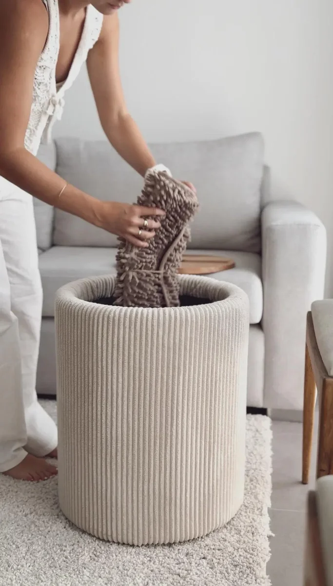 Mesa lateral com dispensador de água em madeira premium — vista complementar