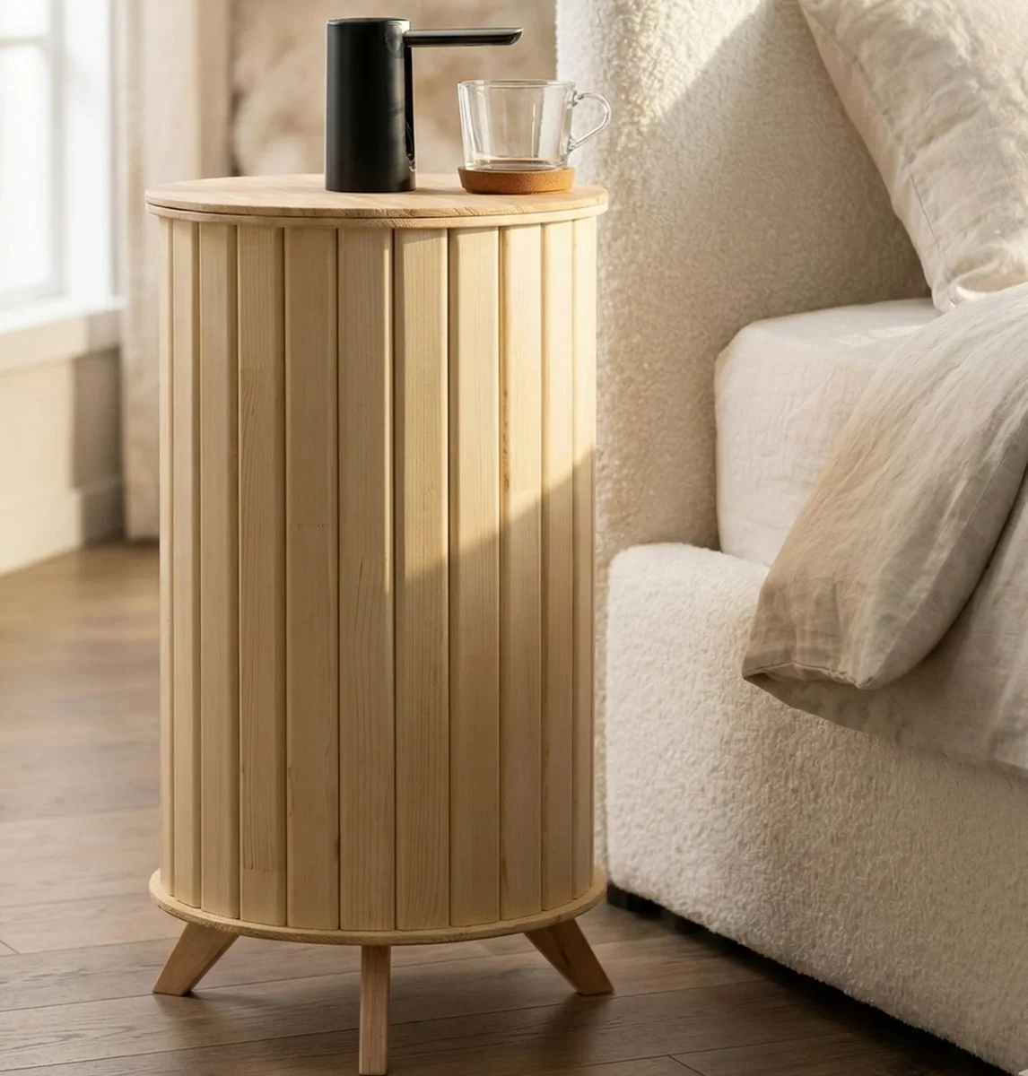 Mesa lateral nórdica para dispensador de água em madeira de pinho premium — detalhe